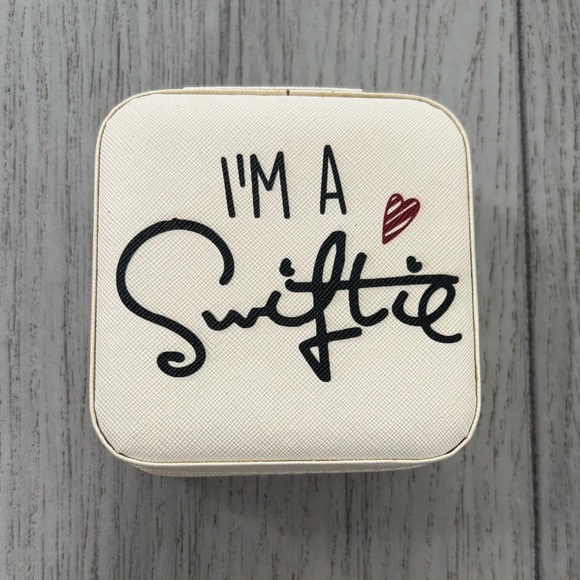Other - Taylor Swift jewelry box travel. EUC.

“I’m A Swiftie.” Measurements in photos.